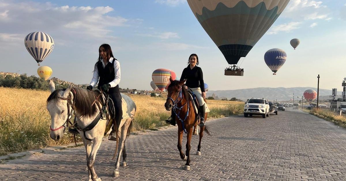Kapadokya'da at turu ve balon gösterisi
