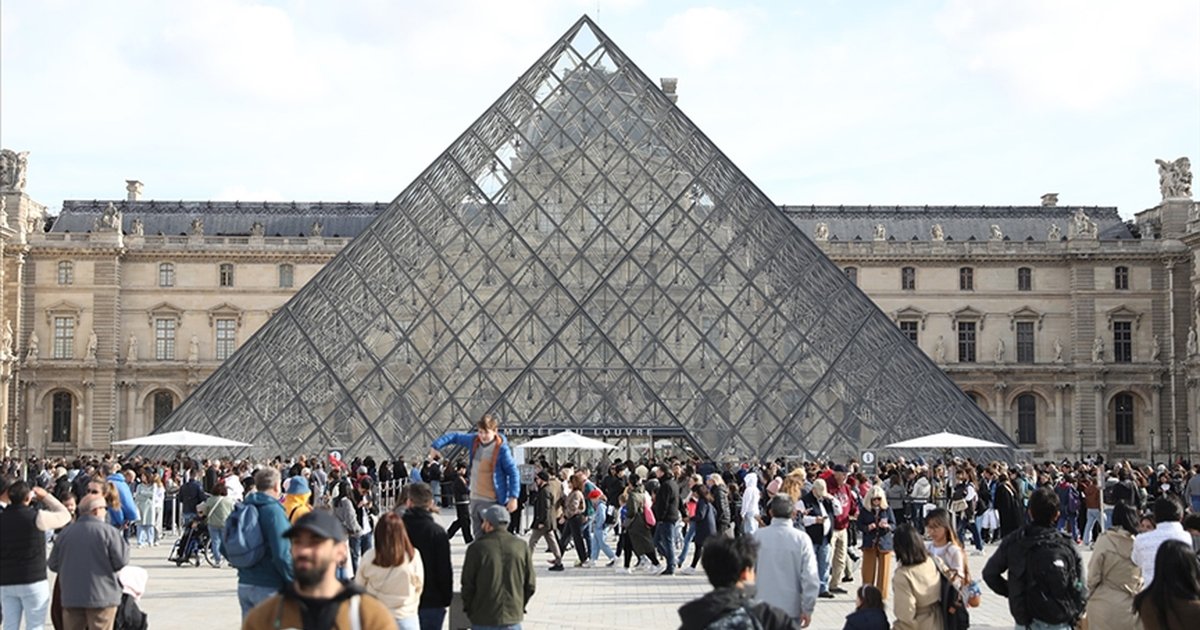 Macron, Louvre Müzesi'ne yeni müdür atadı