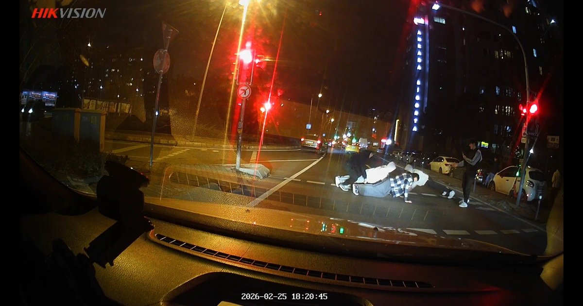 Kırmızı Işıkta Şınav Çeken Gençler