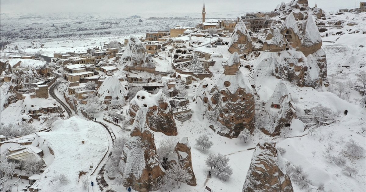 Karla kaplanan Kapadokya dronla görüntülendi