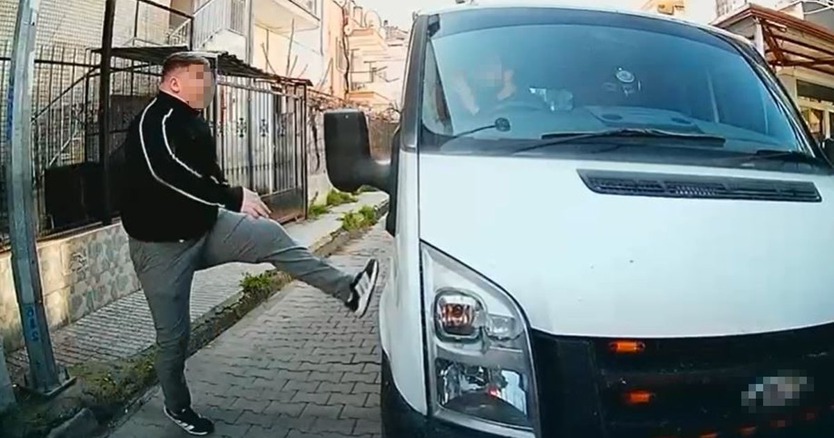 Aydın'da Trafik Kavgası: Aracı Yumruklayıp Sürücüyü Kavgaya Çağırdı