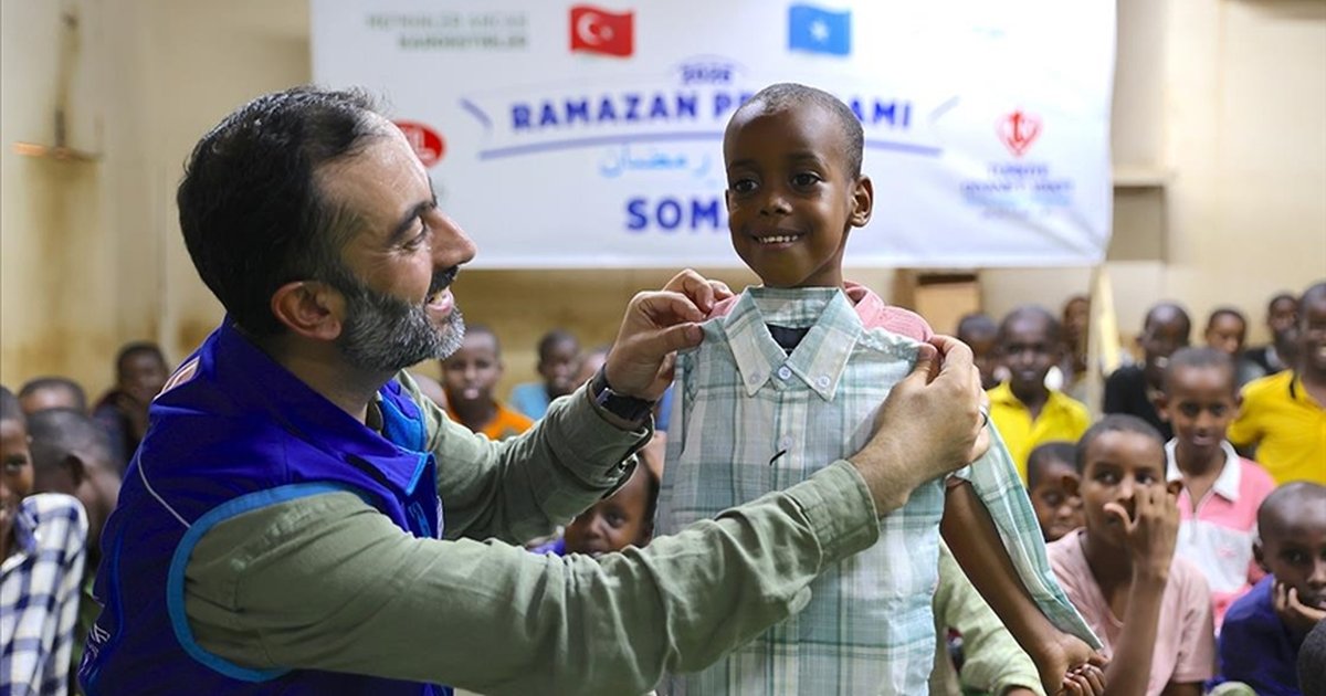 Somali'de yetim çocuklara bayramlık giysi ulaştırıldı