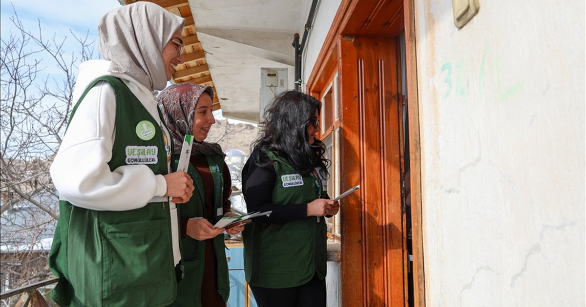 Van'da Yeşilay ekipleri bağımlılıkla mücadelede kapı kapı geziyor