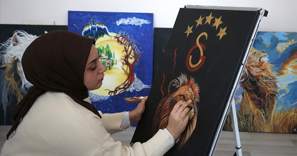 Bedensel Engelli Genç, Resimleriyle Hayatına Renk Katıyor