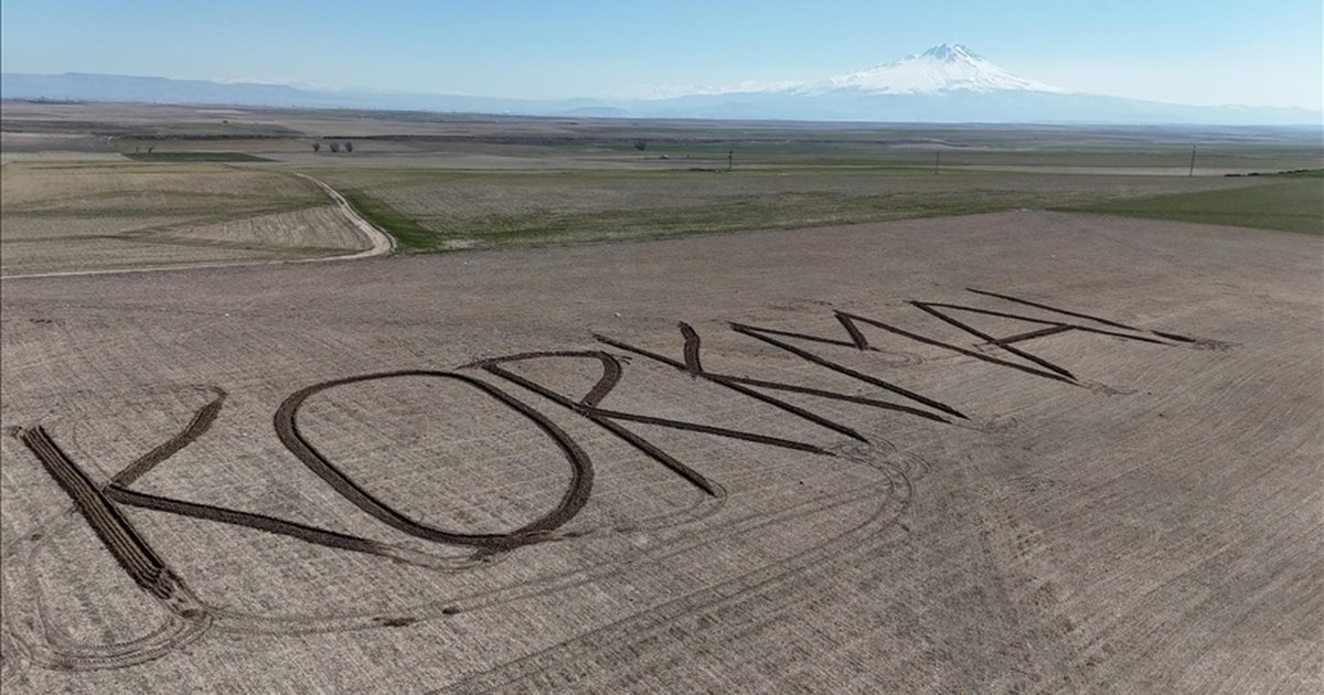 Aksaraylı çiftçi tarlasına 'Korkma' yazdı