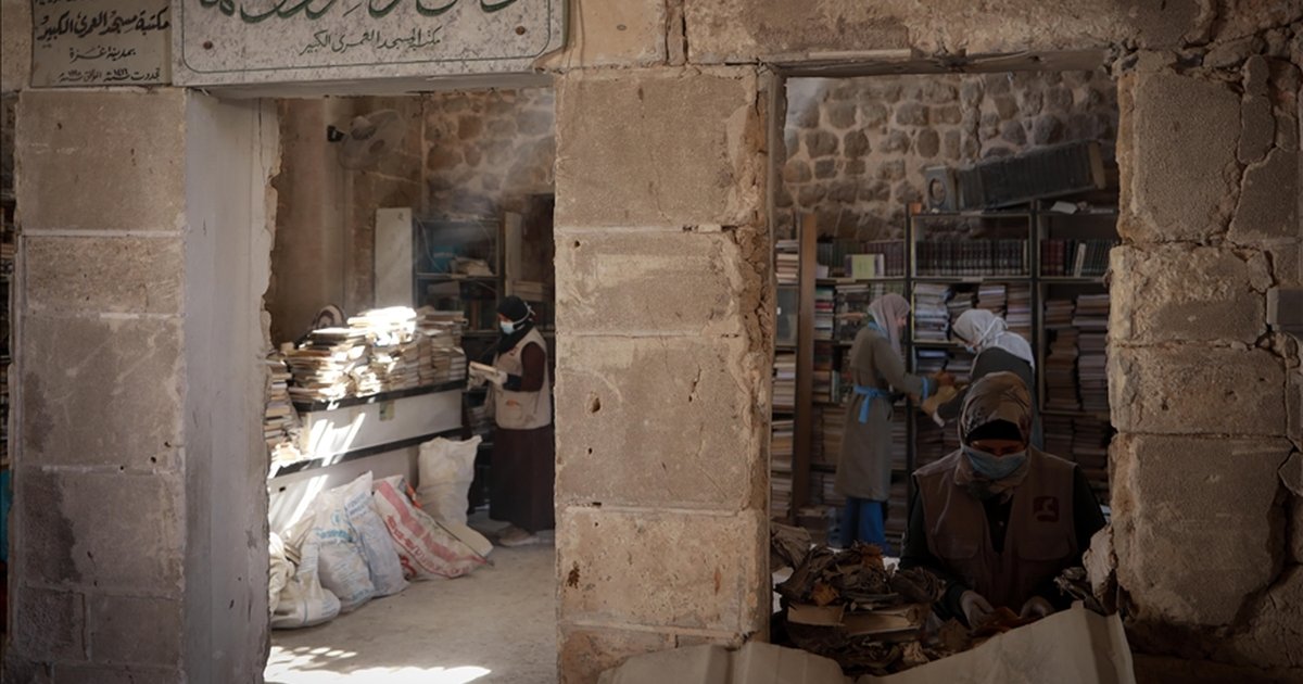 Gazze'de gönüllüler, Ömeri Camisi Kütüphanesi'ni koruma çalışmasında