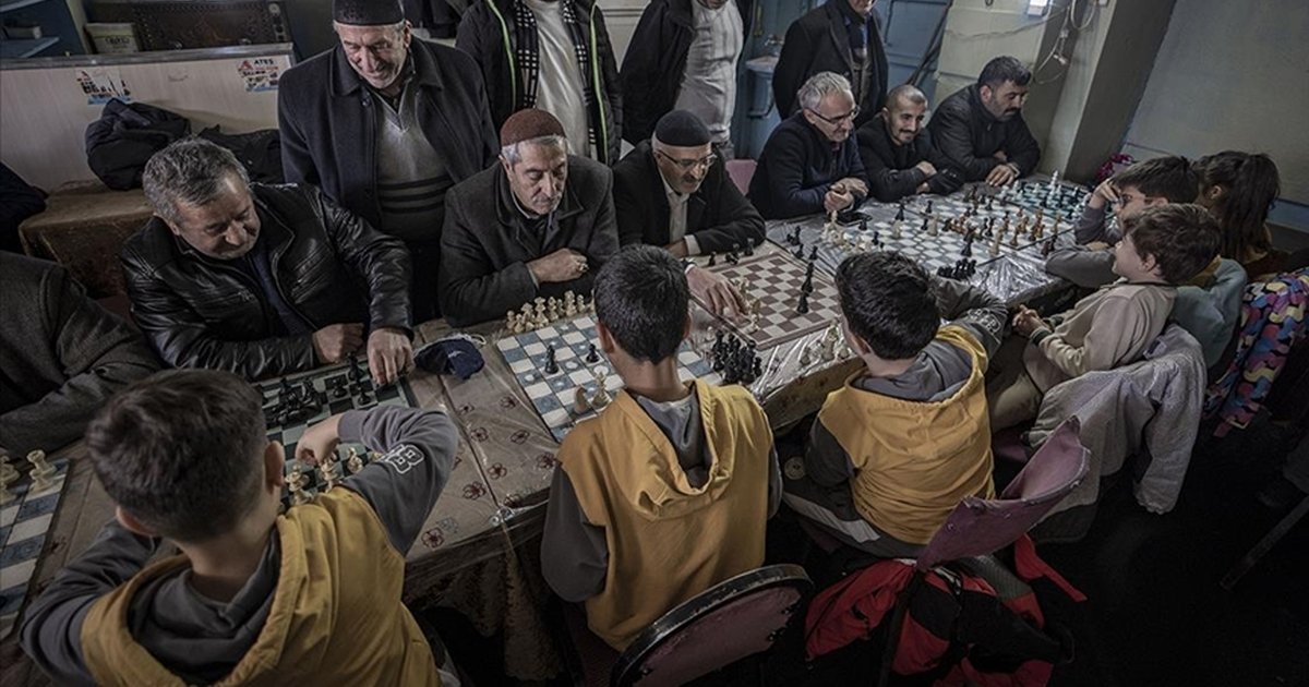 Dedeler torunlarını satrançta mat etti