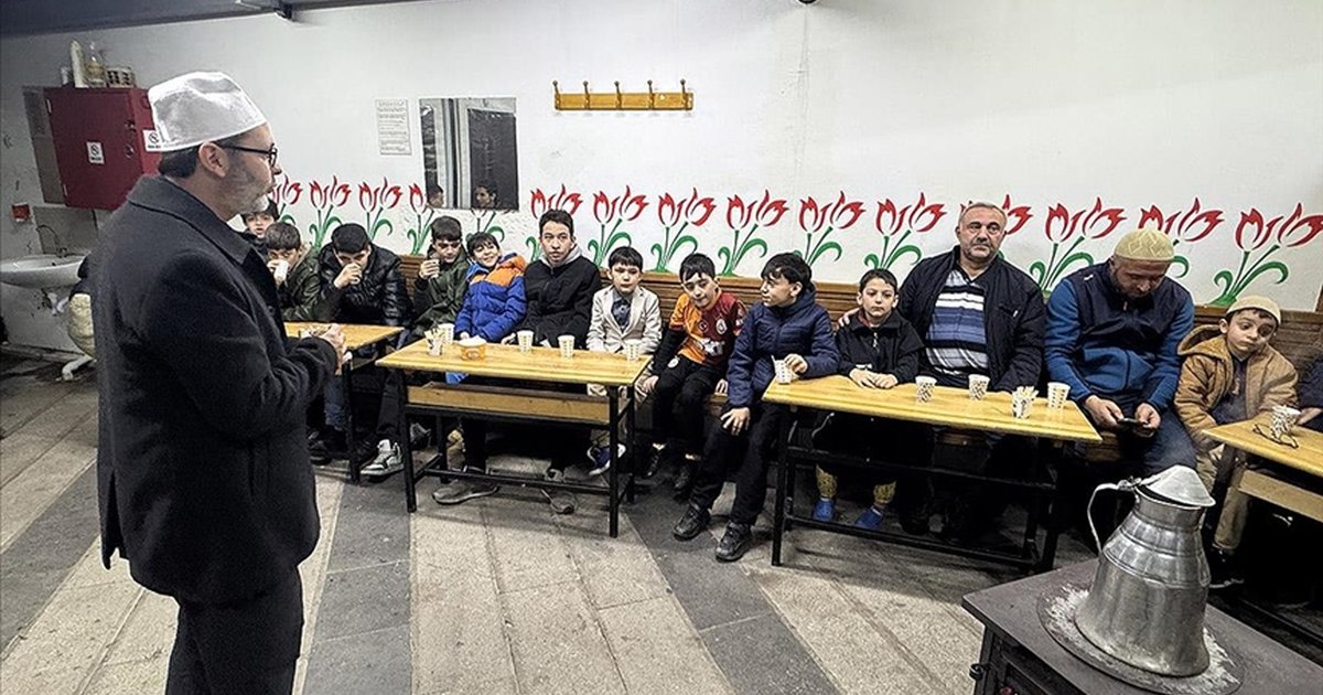 Pendik'te camide 'soba başı muhabbetleri'yle gençlere güvenli ortam