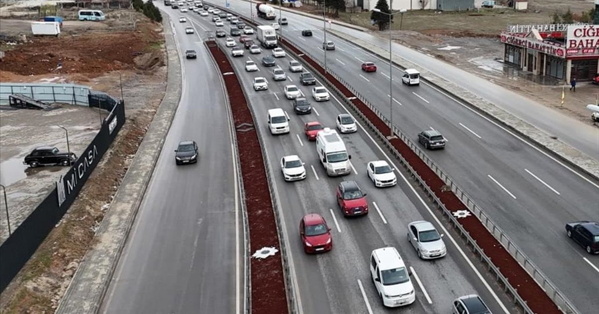 Bayram tatilinden dönenler Kırıkkale'de trafik yoğunluğu oluşturdu