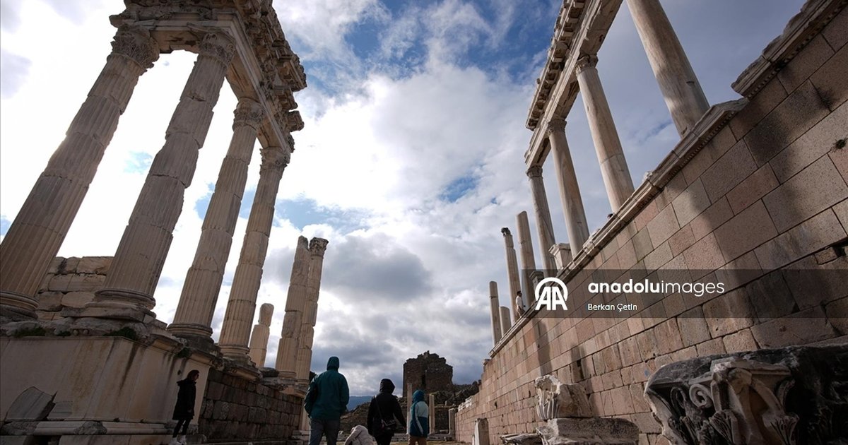 Bergama Akropolü Ziyaretçi Akınına Uğruyor