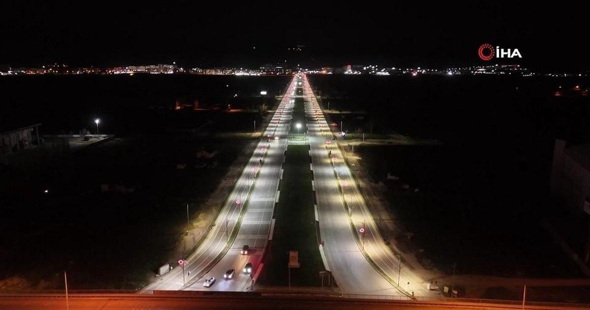 Sivas'ta Recep Tayyip Erdoğan Bulvarı gece ışıklandırmasıyla dikkat çekiyor