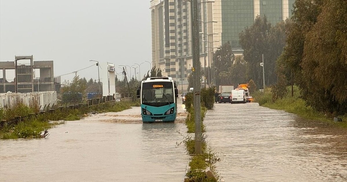 Hatay ve Osmaniye'de sağanak hayatı olumsuz etkiledi