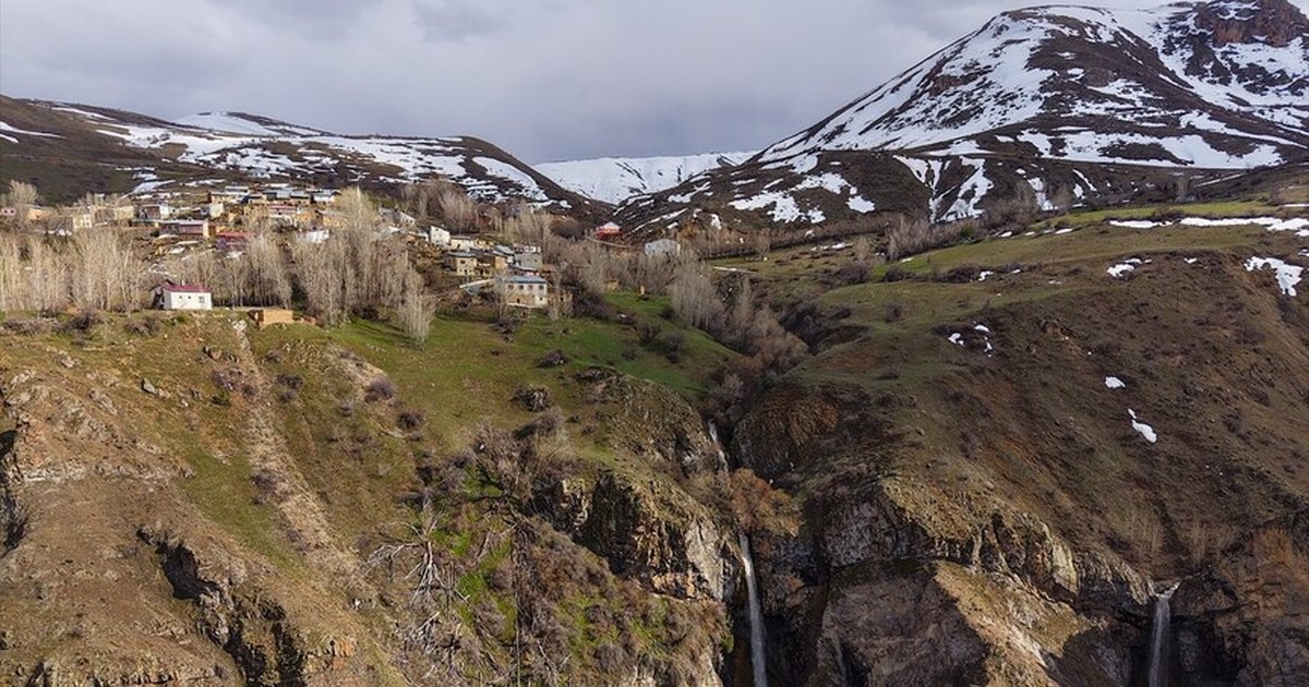 Bayburt'ta karların erimesiyle şelalelerin debisi artmaya başladı