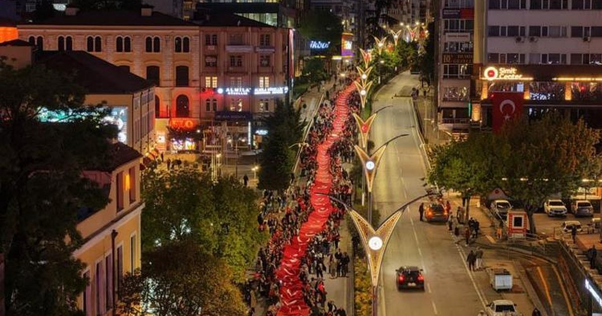 19 Mayıs coşkusu: Türk bayrağı ile fener alayı