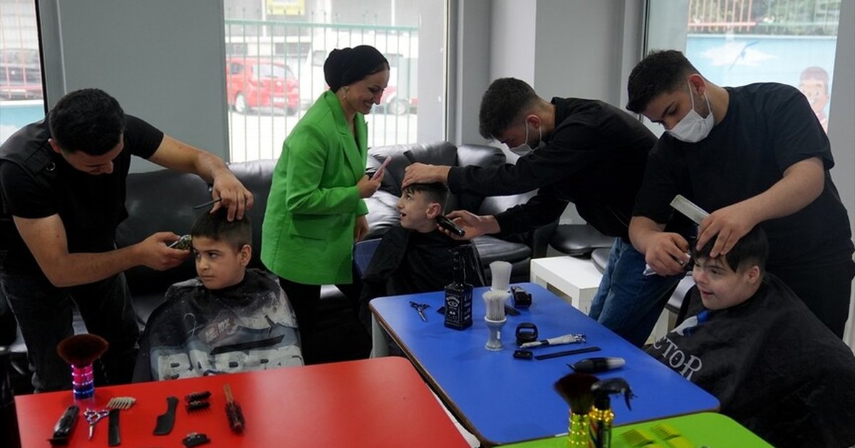 Esenyurt'ta öğrencilerden özel çocuklara bayram tıraşı