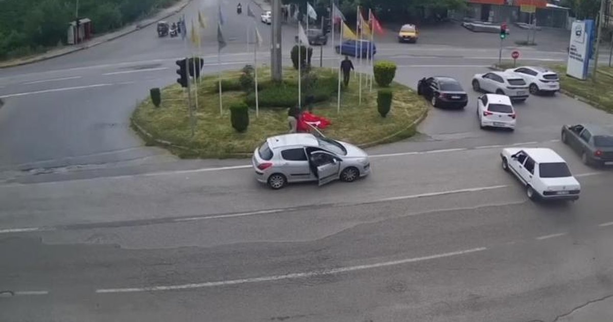 Türk Bayrağı Vatandaşlar Tarafından Kurtarıldı