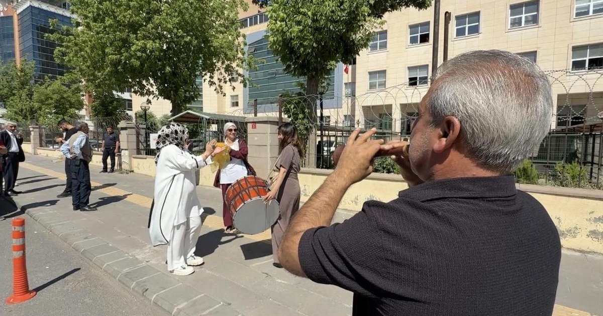 24 yıllık evliliğini davul zurnayla kutladı