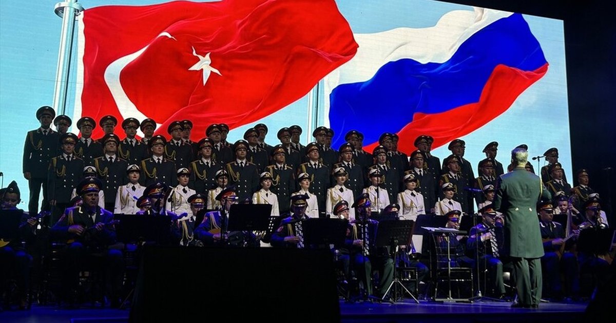 Aleksandrov Rus Kızılordu Korosu Harbiye'de Hayko Cepkin ile sahnede