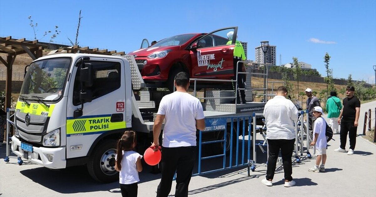 İstanbul'da vatandaşlara emniyet kemeri simülasyonu