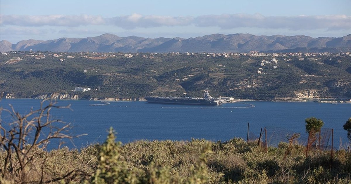ABD'nin uçak gemisi Girit'teki Suda Deniz Üssü'ne demirledi