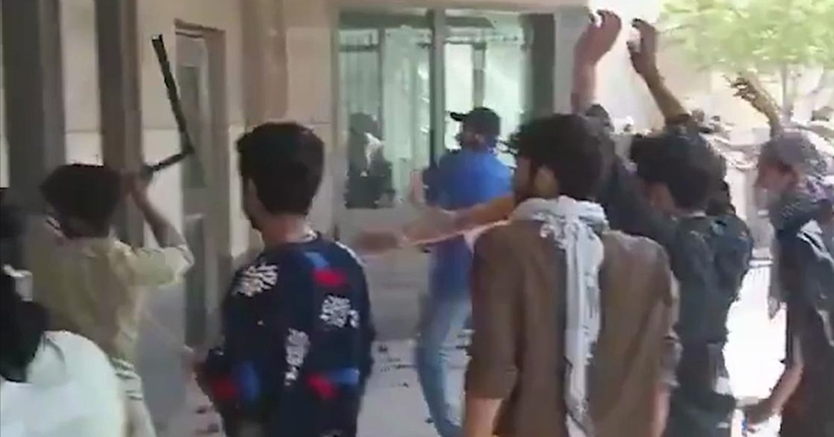 Pakistan'da göstericiler ABD konsolosluğuna girmeye çalıştı