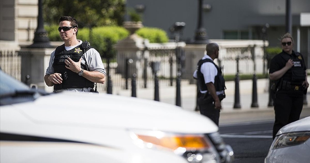 ABD'de Beyaz Saray yakınlarında minibüs barikata çarptı