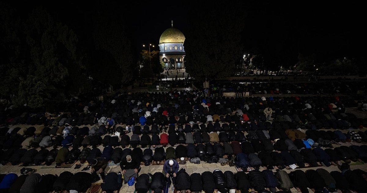 İsrail ordusu Kudüs'te teravih namazı kılanlara saldırdı