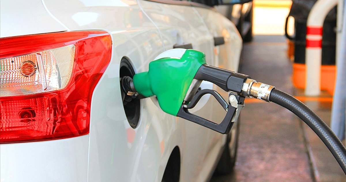 Hindistan'da akaryakıt istasyonlarında uzun kuyruklar