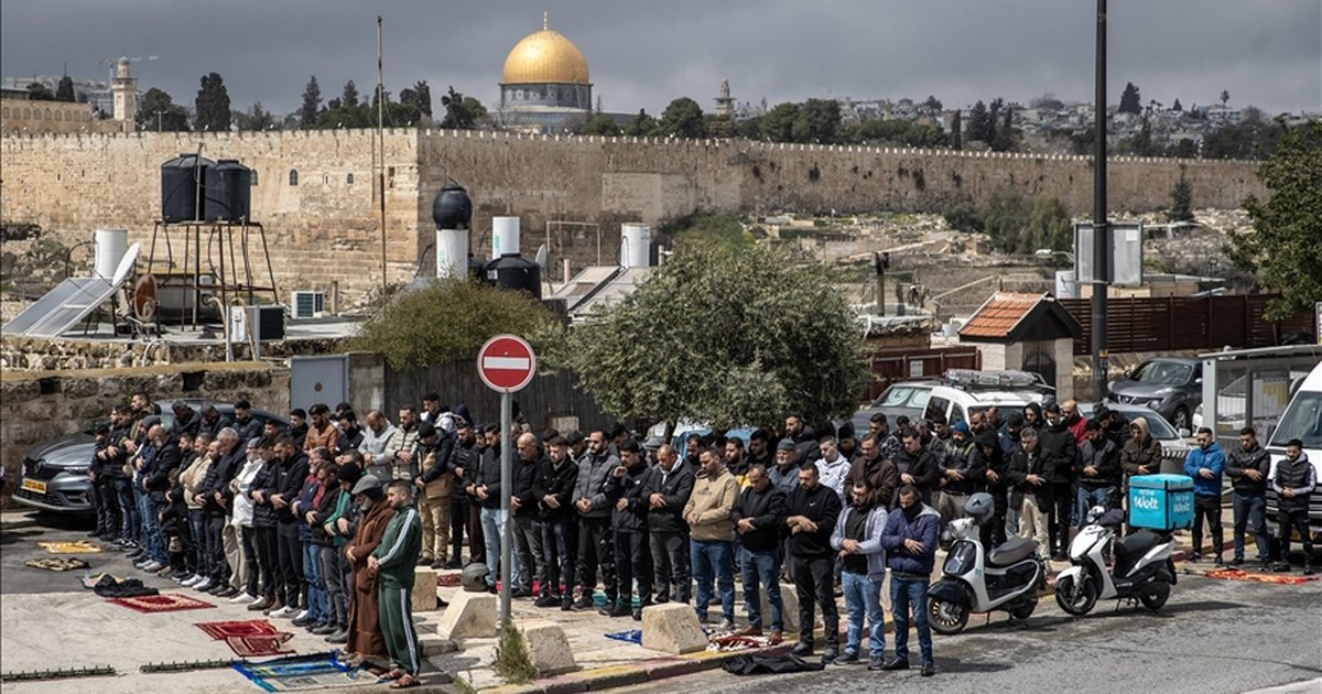 Filistinliler Mescid-i Aksa çevresinde cuma namazı kıldı