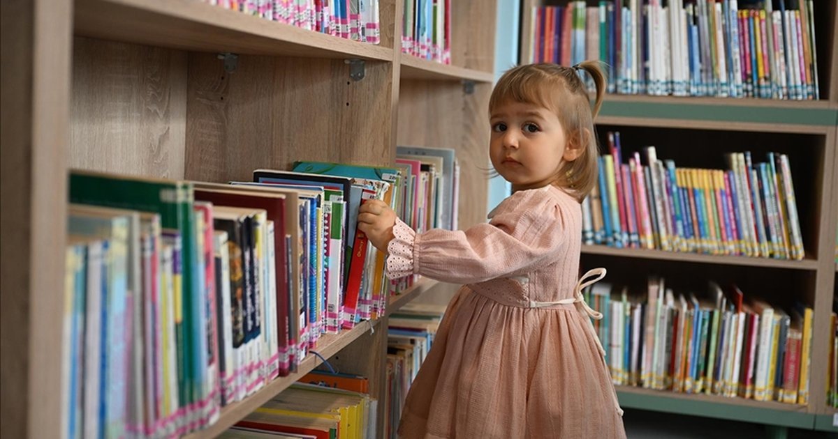 Küçük yaşta kitap sevgisi kazanması için kızı ile kütüphaneye gidiyor