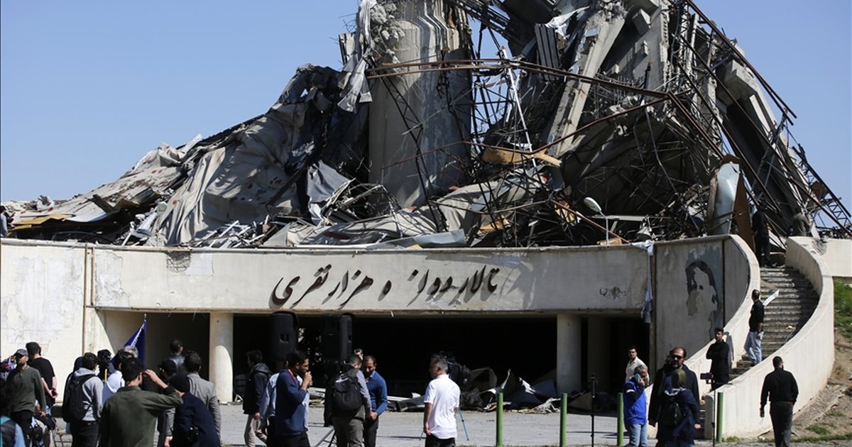 İran'da ABD-İsrail saldırısında zarar gören komplekste basın toplantısı