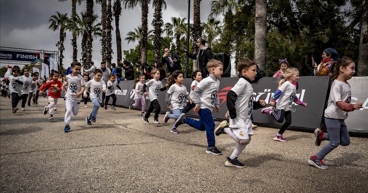 Antalya'da Minik Adımlar Koşusu düzenlendi