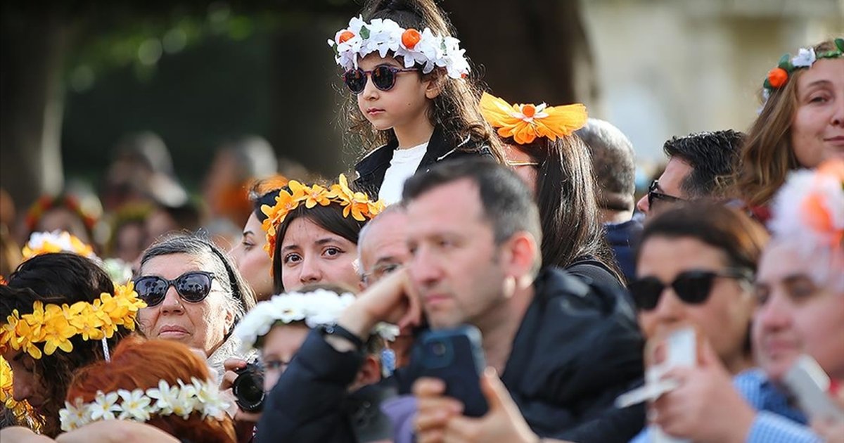Adana'da 14. Uluslararası Portakal Çiçeği Karnavalı kortej geçişi