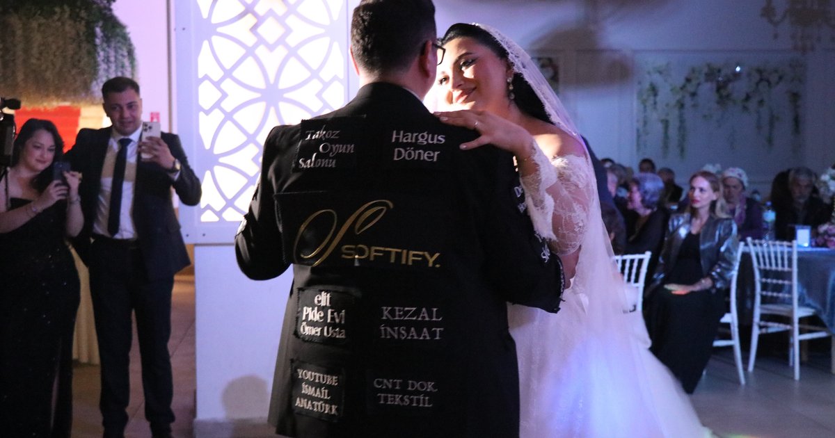 Damat düğün masrafını düşürmek için damatlığı reklam panosuna çevirdi