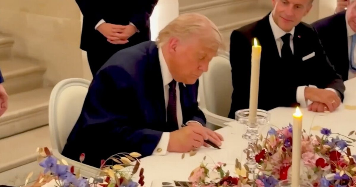 Trump, İran ile Mutabakatı Versay'da İmzaladı