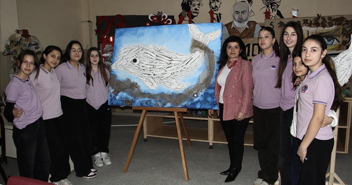 Sinop'ta öğrencilerden atık malzemeden balina rölyefi