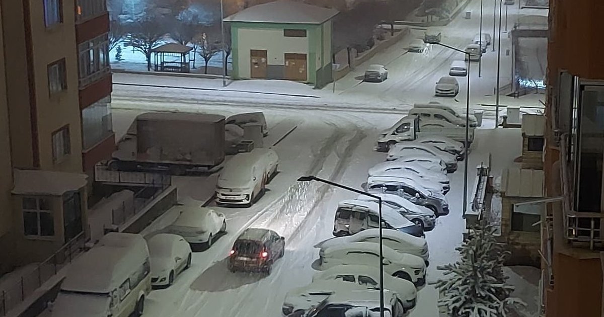 Erzurum'da kar yağışı nedeniyle eğitime ara verildi