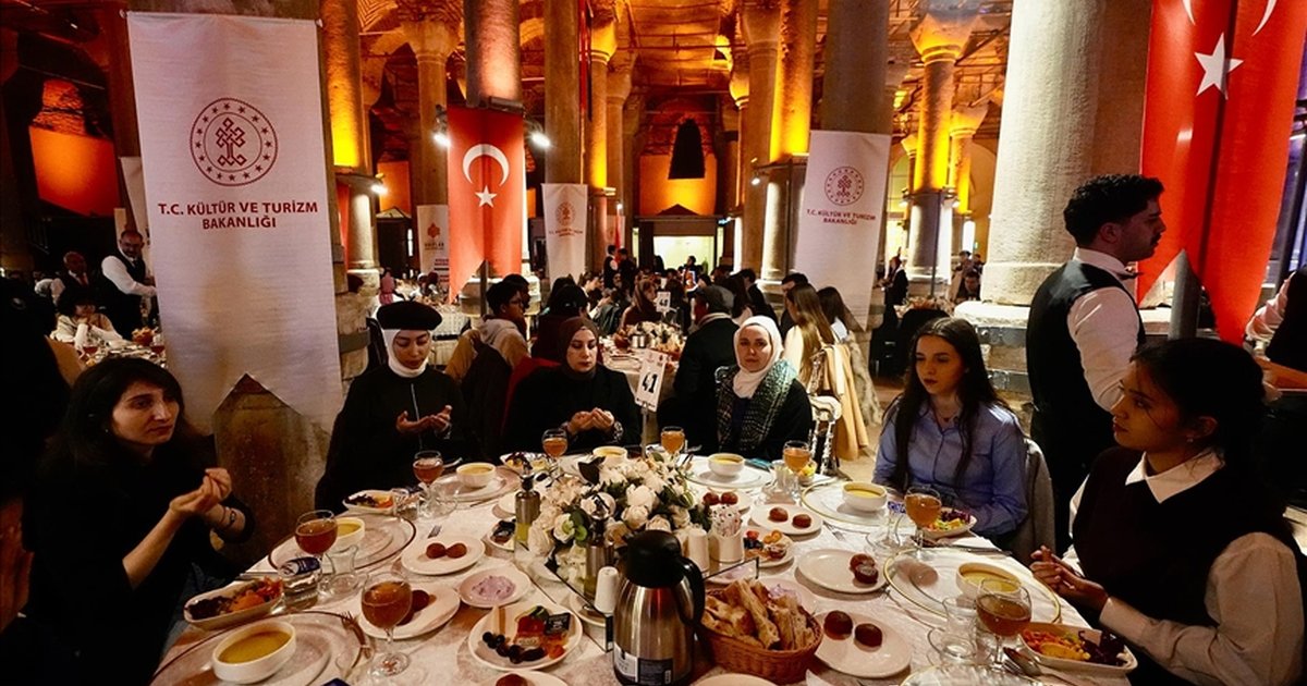 Uluslararası öğrenciler Binbirdirek Sarnıcı'nda iftar yaptı
