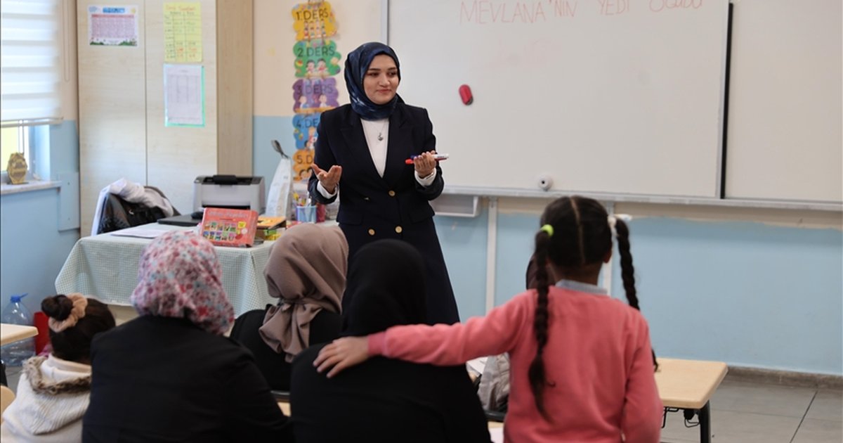 Gülistan öğretmen, okuma yazma kursuyla kadınlara umut veriyor