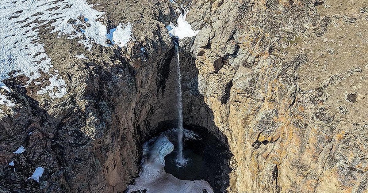 Van'daki Yaşar Kemal Şelalesi yağışlarla yeniden akmaya başladı