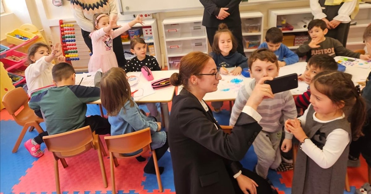 Kastamonu'da anaokulu öğrencileri esnafla bayramlaştı