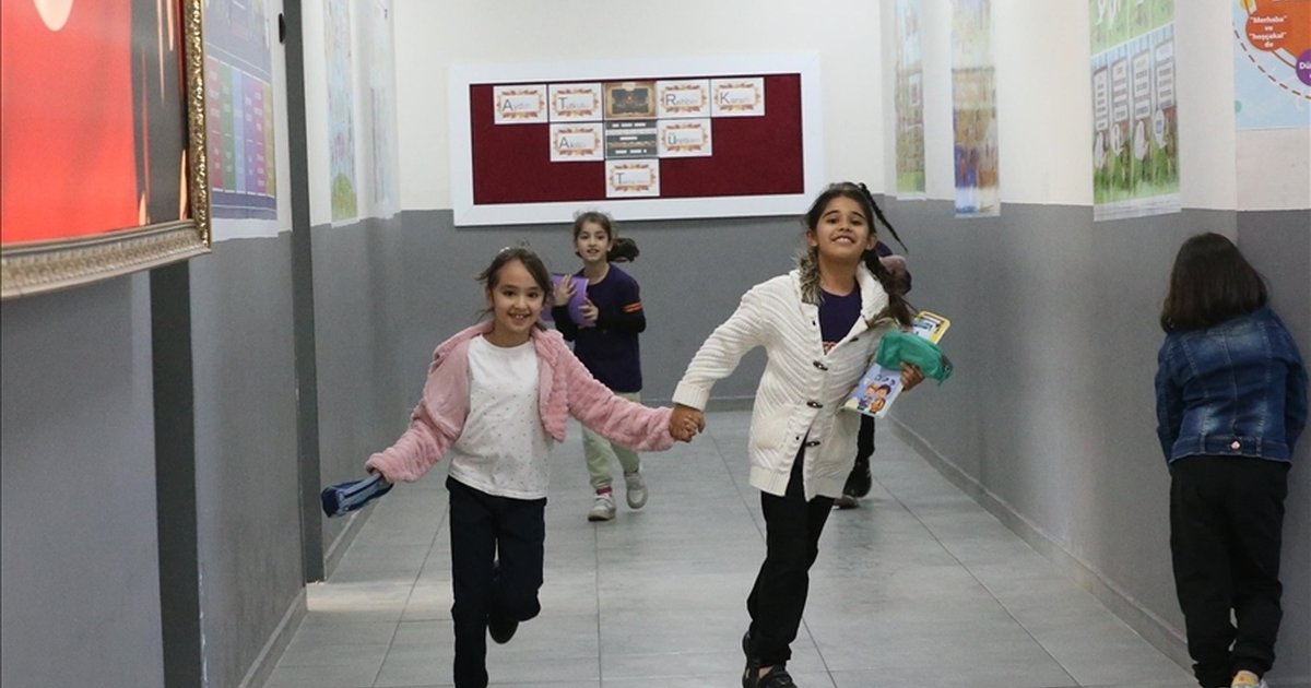 Okullarda ikinci ara tatil sonrası ilk ders zili yarın çalacak