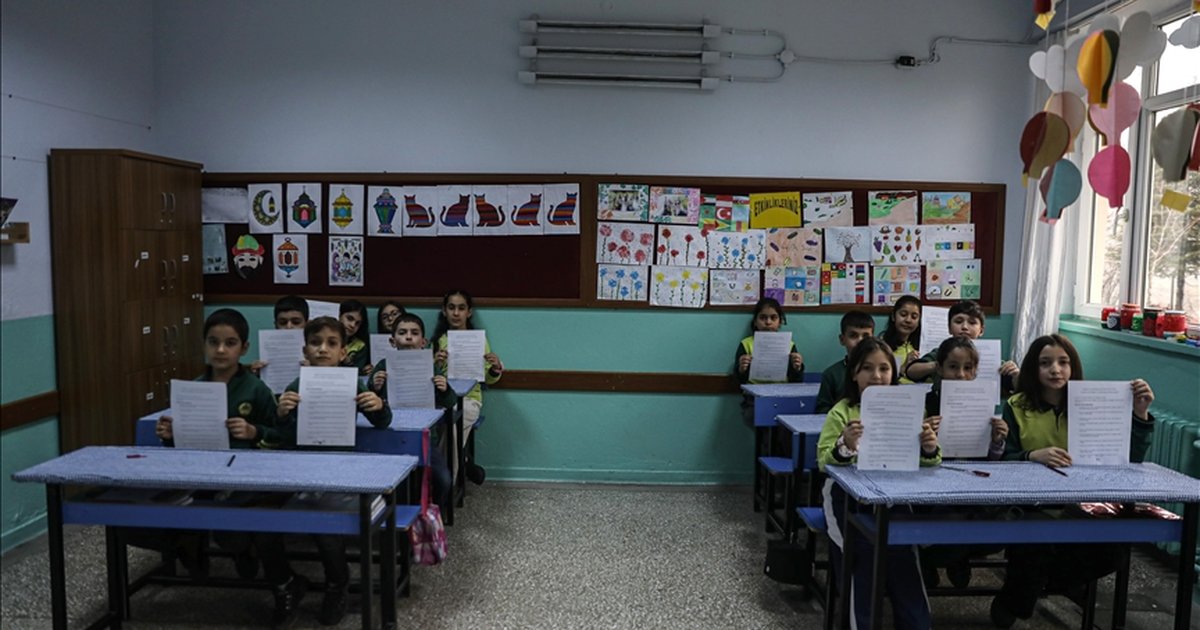 Elazığ'da öğrenciler akran zorbalığına karşı sözleşme imzaladı