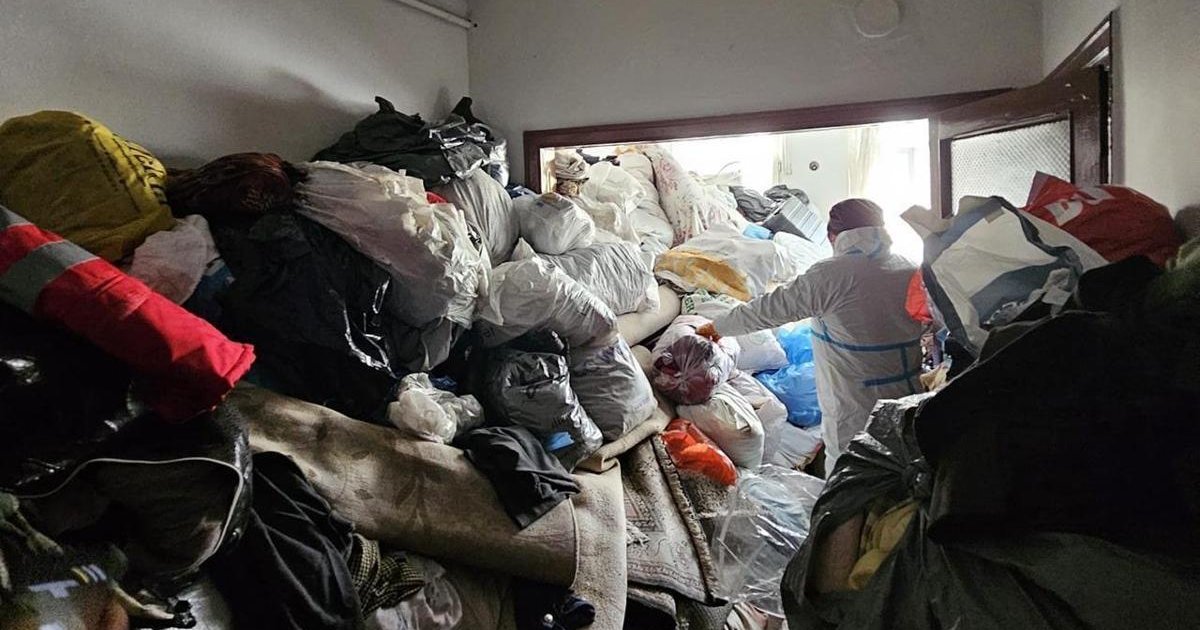 Bursa'da evden 4 kamyon çöp çıktı