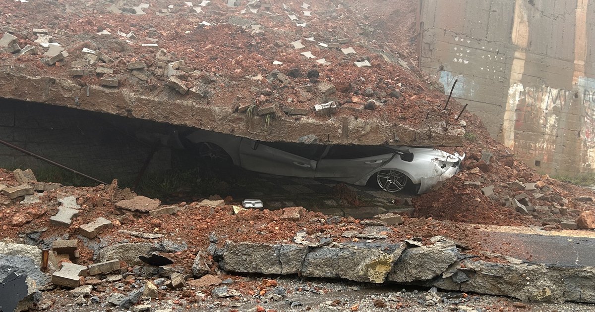 Maltepe'de okulun istinat duvarı çöktü, araç zarar gördü