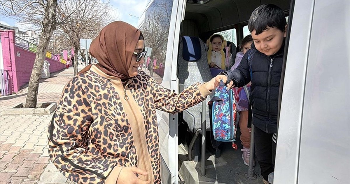 Eşinden devraldığı minibüsle 5 yıldır öğrencileri taşıyor