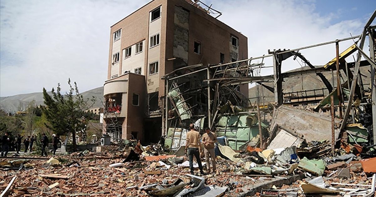 AA ekibi Tahran'daki Şehit Beheşti Üniversitesi'ndeki yıkımı görüntüledi