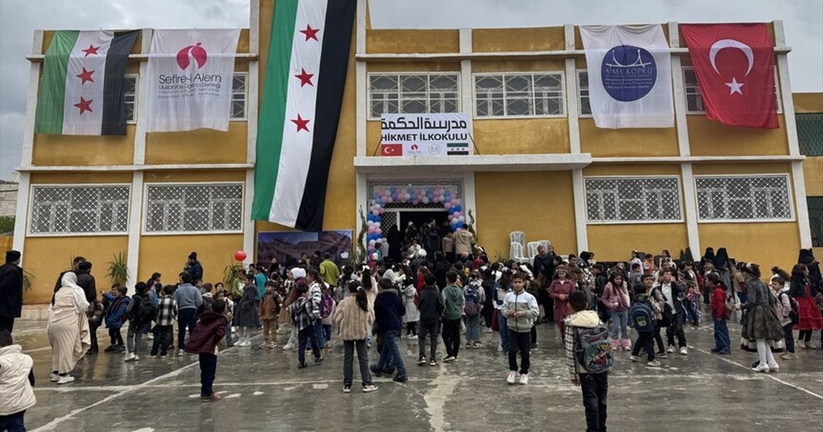 İdlib'te savaş zararlı okul onarıldı, eğitim başladı