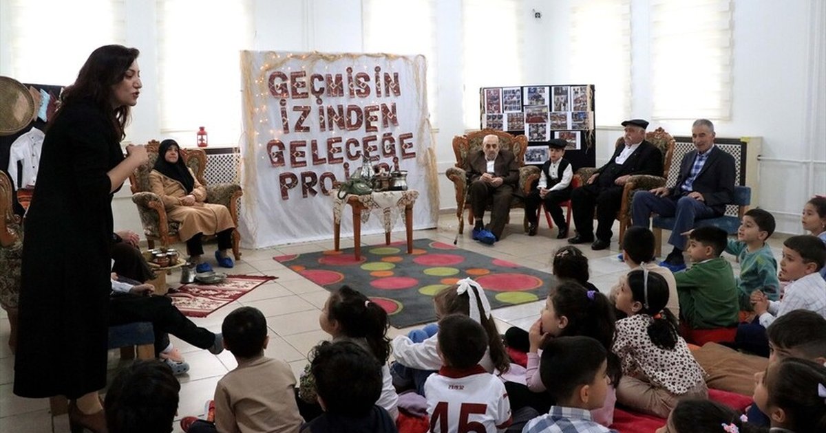 Anaokulu öğrencileri yaşlılardan değerleri öğreniyor