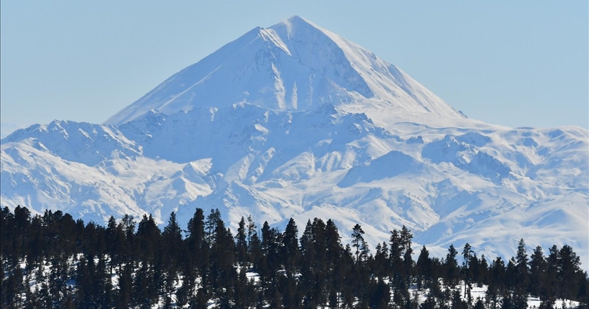 Kars'ta 1 metreyi aşan kar etkili oldu